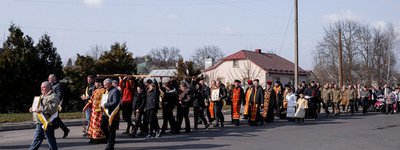 Духовенство та вірні УГКЦ та ПЦУ на Рівненщині під час Хресної ходи спільно молилися за перемогу в Україні