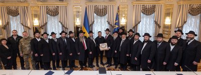 Зеленський під час зустрічі з рабинами отримав першу україномовну Тору
