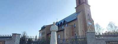 У Житомирі поблизу римо-католицького храму встановили пам'ятник Папі Римському
