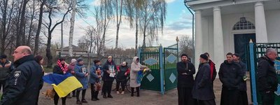 Жителі Безуглівки на Чернігівщині, які перейшли до ПЦУ, зрізали замки, бо священик МП не віддавав ключів від храму