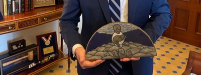 Спікеру Палати представників США подарували ікону української художниці, виконану на кришці від  HIMARS