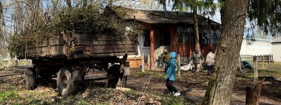  Люди прибирають біля колишнього приміщення УТОГ, де збираються розмістити храм ПЦУ. 