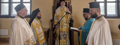 Отець Андрій Пінчук перший зліва серед кліру Константинопольського Патріархату