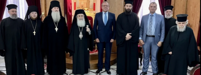 Теофіл ІІІ з послом РФ в Ізраїлі Анатолієм Вікторовим та тодішнім очільником російської духовної місії в Єрусалимі, архимандритом Александром