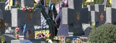 В Івано-Франківську родини загиблих військових ініціювали щомісячні панахиди на кладовищі в Чукалівці