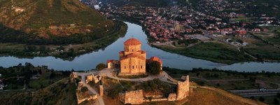Вид на злиття річок Кура та Арагві і на місто Мцхета.  Це місце вважається місцем масового хрещення грузинів у IV ст.