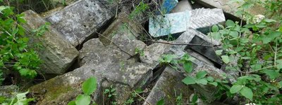 на Тернопільщині невідомі викинули старовинні надгробки та хрести за межі цвинтаря