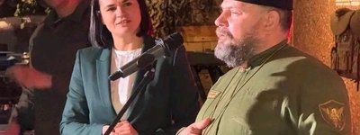 Президентка Білорусії в екзилі нагородила капелана з Чернігова медаллю з підбитого російського танка