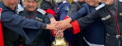 Члени Союзу козаків у Польщі та Козацької організації в Королівстві Іспанія з дзвоном із символікою Російської імперії, який 9 травня вони передали православній парафії в Гладишові у Малопольщі.