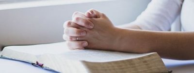 Соцопитування: Третина українців молиться вдома