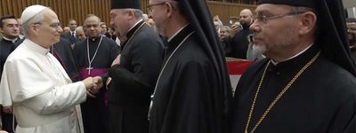 Папа Лев XIV вітає єпископів Східних Католицьких Церков у Ватикані 14 травня 2025 року. 