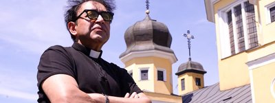 Отець Валерій Сиротюк, який пише техно-музику. 