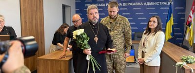 Священику УПЦ МП вручили нагороду сина, який загинув, захищаючи Україну