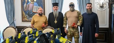 Митрополит Епіфаній передав воїнам портативні дефібрилятори