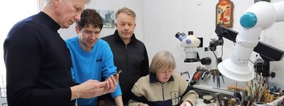 Реставратори відновили унікальні реліквії, знайдені у костелі в Кременці у 1990-х роках