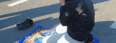 Уродженця Чечні оштрафували за намаз на проїжджій частині у Москві
