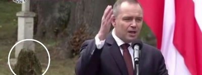 Трибуну для виступу Навроцького про Волинь облаштували просто на українських могилах, - ЗМІ