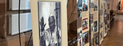 У костелі Святого Миколая у Києві відкрили виставку до 25-річчя візиту в Україну святого Івана Павла ІІ