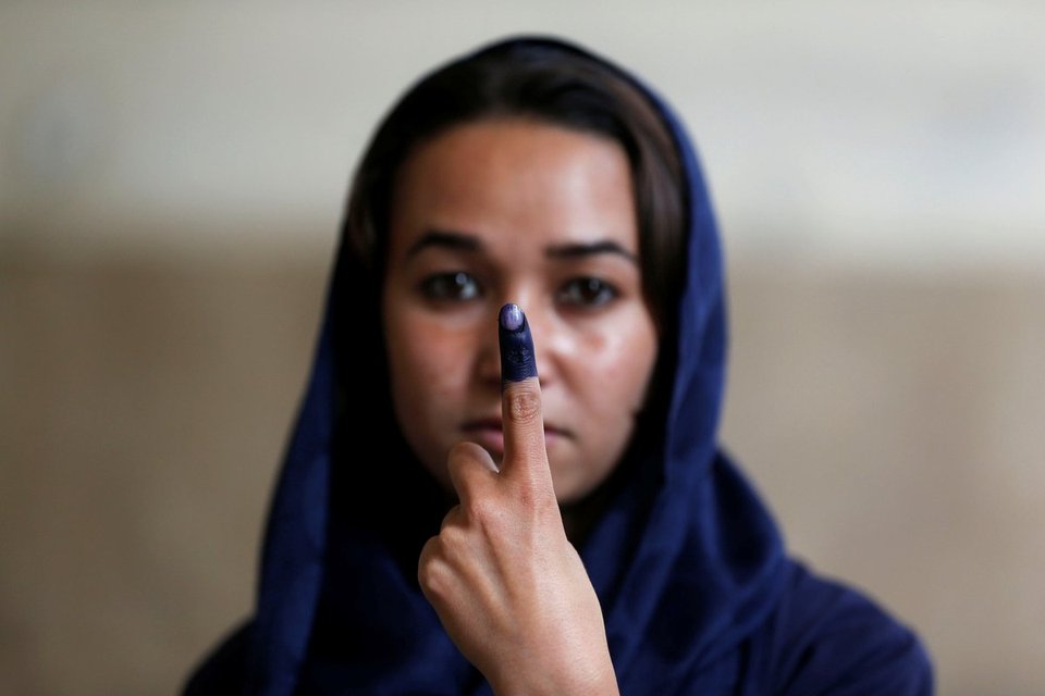  На фото жінка-виборець з Кабула показує змащений чорнилом палець — свідоцтво того, що вона проголосувала на президентських виборах 14 червня 2014 року. - фото 77583
