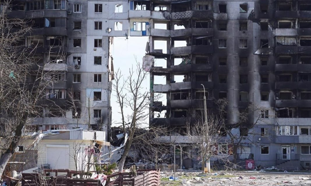 Світ, який українці бачать крізь пробоїни у будинках від вибухів російських ракет - фото 127421