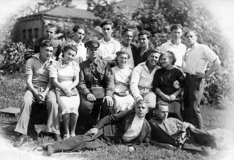 Перший випуск РХШ, 1940. У чорному платті - бабуся з дідусем. - фото 134502