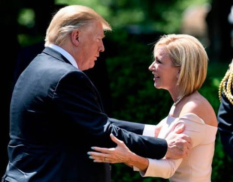 Жінка-пастор на посаді духовного радника Д. Трампа та глави офісу в Білому домі - фото 147133