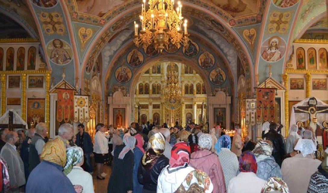 Парафіяни під час богослужіння в Петропавлівському храмі РПЦ МП в підмосковному Обухово - 165981 Парафіяни під час богослужіння в Петропавлівському храмі РПЦ МП в підмосковному Обухово - фото 165981