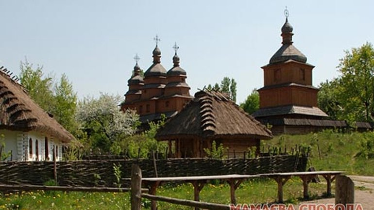 Старовинна козацька церква Покрови серед сучасних столичних хмарочосів - фото 1