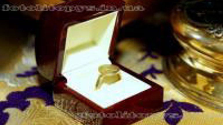 Митрополит Володимир подарував В. Януковичу перстень-печатку київського князя - фото 1