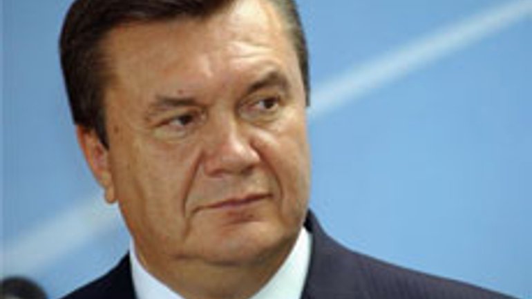 В.Янукович відвідає Літургію в храмі Георгія Переможця у Єнакієвому - фото 1