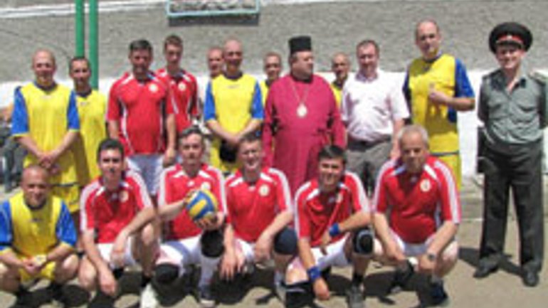 Впервые священники и заключенные на Прикарпатье сыграли волейбольный матч - фото 1