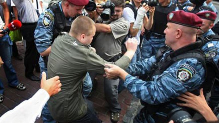 "Svoboda" Activists Detained Near St. Sophia Cathedral for Attempt to Hold Protest Against Patriarch Kirill - фото 1