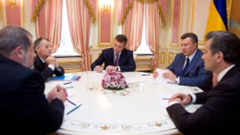 Сегодня В.Янукович встретится с представителями крымских татар (Обновлено) - фото 1