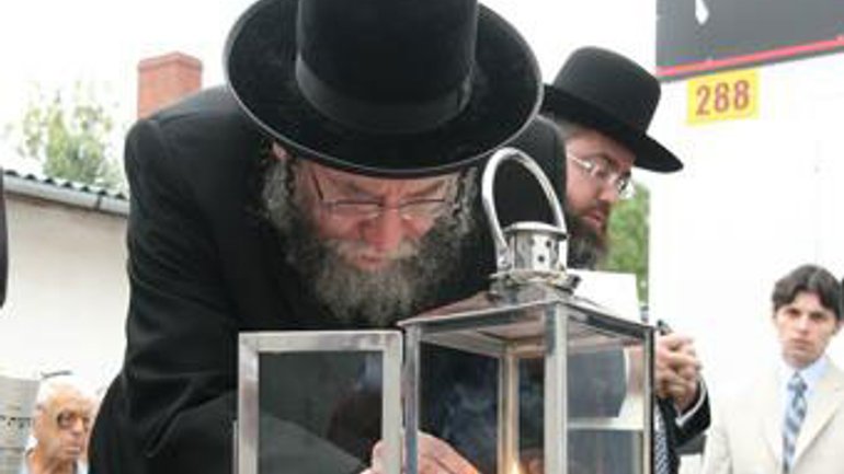 Во Львове зажгли свечу в память о раввине Якове Оренштайне - фото 1