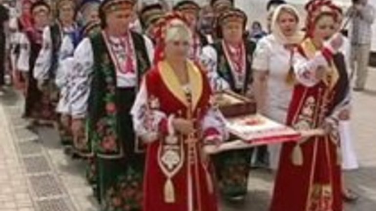 Monks from Donetsk Begin to Embroider Cloth of Unity of Ukraine - фото 1