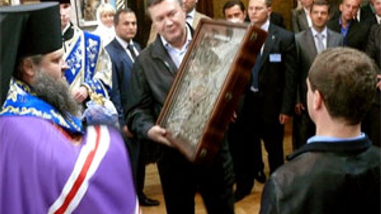 Виктор Янукович и Дмитрий Медведев посетили Анастасиевский кафедральный собор в Глухове - фото 1