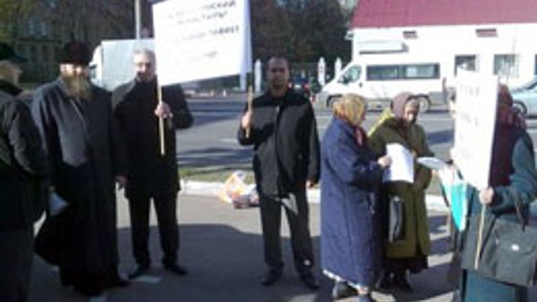 Прихожане УПЦ у Посольства РФ протестуют против гонений на православных в России - фото 1