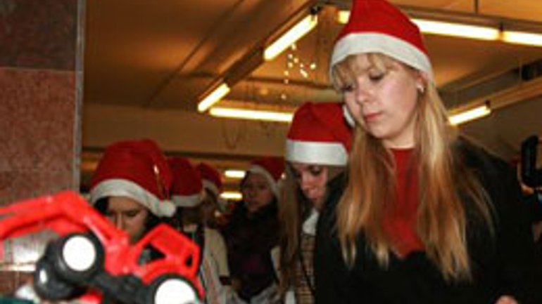 700 волонтерів з "Фабрики Святого Миколая" 18 грудня завітають з дарунками до 3 600 потребуючих дітей Львова - фото 1