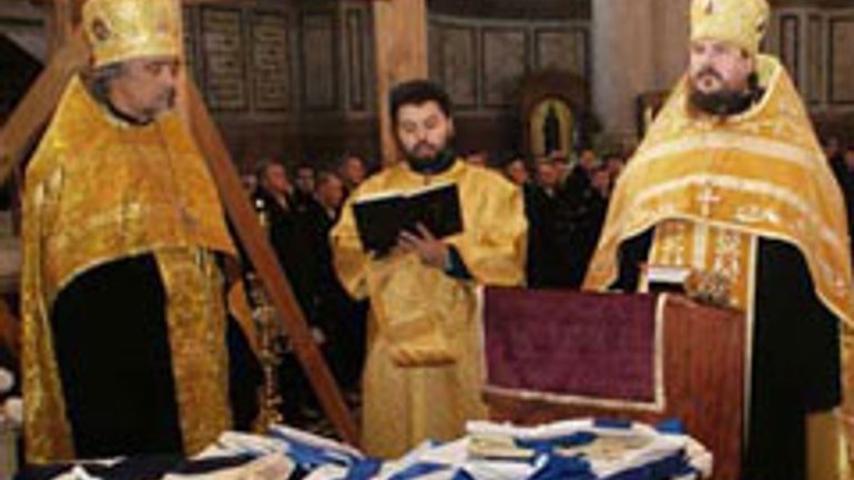 Священнослужители УПЦ торжественно освятили в Крыму андреевские военно-морские флаги - фото 1