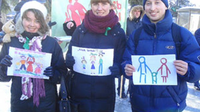 В Киеве прошёл митинг против усыновления детей гомосексуалистами - фото 1
