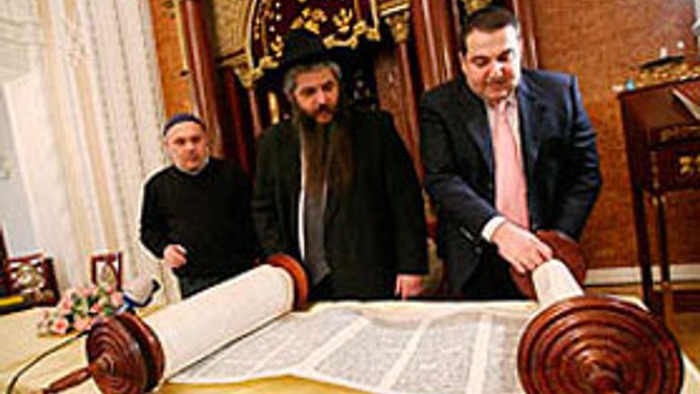 Киевский суд защитил право иудейской общины на возвращение 18 Свитков Торы из архивных фондов - фото 1