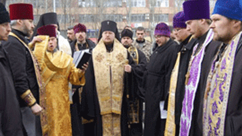 У Донецьку близько сотні священиків і мирян молились за справедливе рішення суддів - фото 1