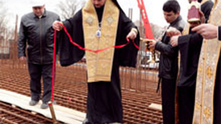 Митрополит Владимир отслужил молебен перед началом укладки фундаментной плиты Воскресенского кафедрального собора УПЦ - фото 1