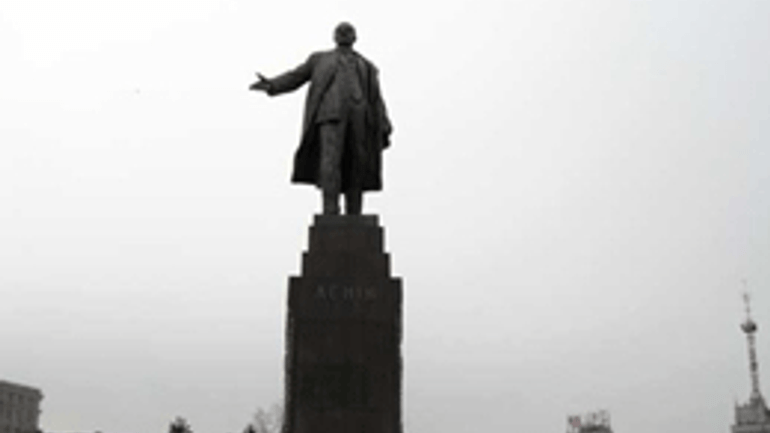 В Харькове хотят прикрыть памятник Ленина от Патриарха Кирилла - фото 1