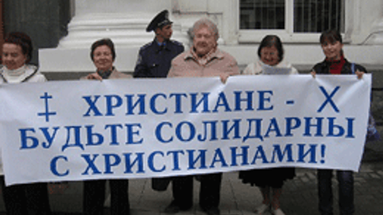 Римо-католики провели акцию с требованием отдать им под костел кинотеатр в центре Севастополя - фото 1