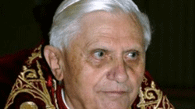 Бенедикту XVI представили примірник катехитичних повчань для VII Всесвітньої зустрічі родин - фото 1