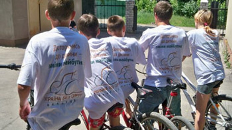 Всеукраинский велотур "Украина без сирот" стартовал в Мариуполе - фото 1