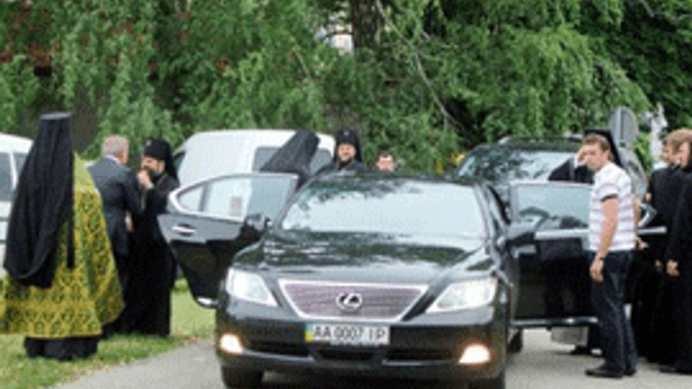 Журналісти встановили вартість "Лексуса", на  якому приїхав новопризначений владика Житомирський Никодим (УПЦ) до міста - фото 1