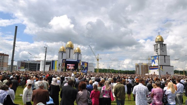 40 тисяч вірних УГКЦ у Львові взяли участь у подячній молитві за візит Папи Івана Павла II 10 років тому - фото 1