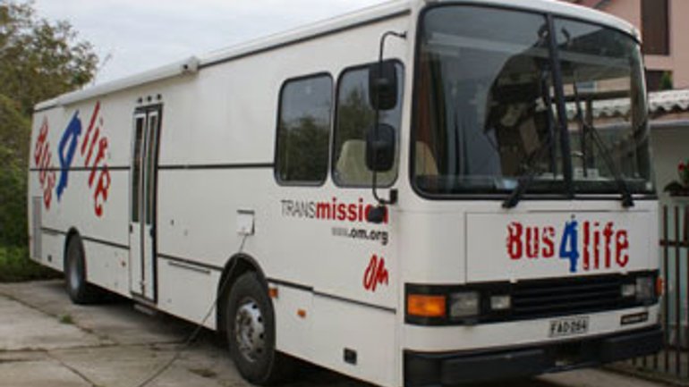 АНОНС: В Украину приедет книжный магазин на колесах «Bus for life» - фото 1